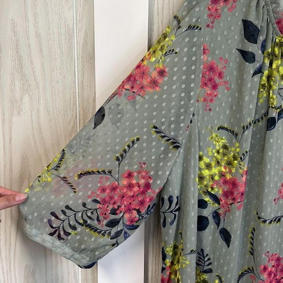 Catherine’s 1X 18/20w 1/2 sleeve floral blouse. Layered bodice. Ties in front - Picture 4 of 7